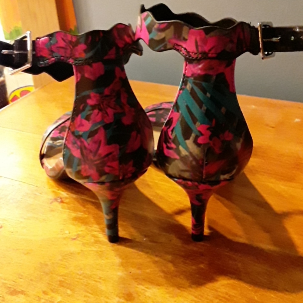 Shoes - Picture 3 of 3